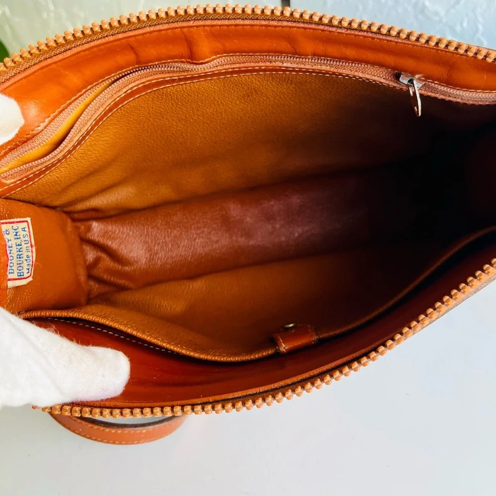 VINTAGE DOONEY & BOURKE BLACK TAN CLUTCH CROSSBODY BAG ADJUSTABLE STRAP - Picture 12 of 16